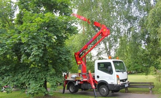 Výškové práce, údržba osvětlení, řezání větví Poděbrady