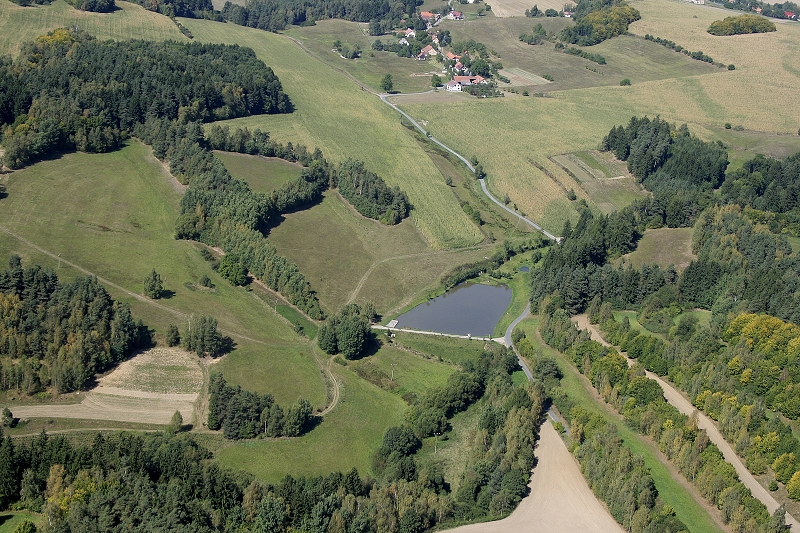 Obec Věžná v okrese Žďár nad Sázavou, krásná a rozmanitá příroda, lesy, louky, rybník