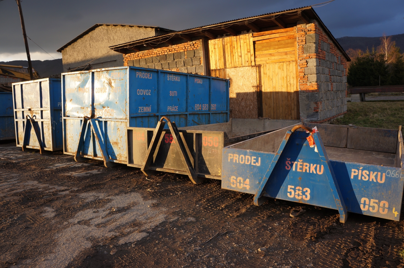 Odvoz netříděného i sypkého materiálu rychle a efektivně, DELUSTAV s.r.o.