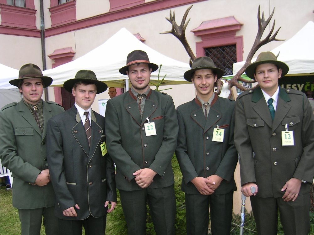 Středoškolské vzdělání s maturitou, výučním listem v oboru lesnictví