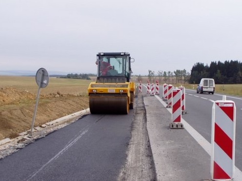 Stavba pozemních komunikací pomocí moderní techniky.