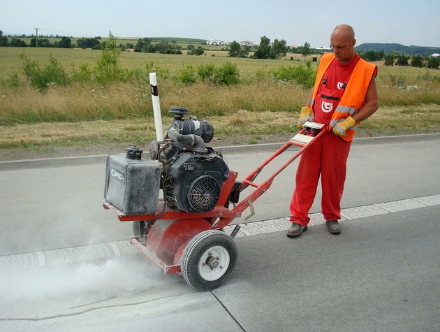 Řezání trhlin v betonu, asfaltu Brno, Česká republika