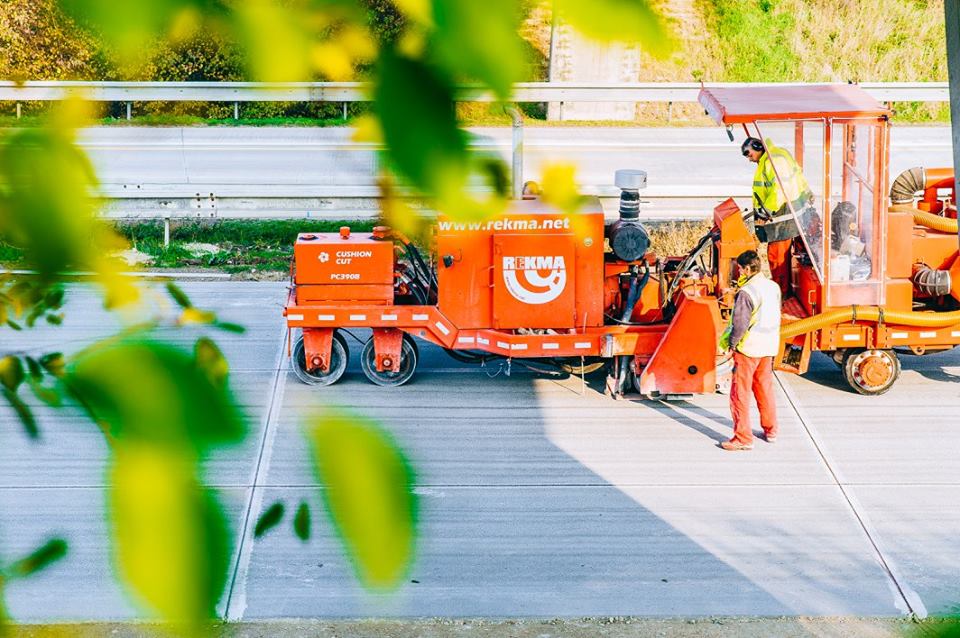 Stroje a materiály pro opravy a údržbu povrchů dálnic, silnic