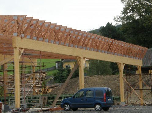 Lepené lamelové dřevo BSH oceníte při stavbě domu, chaty nebo penzionu.