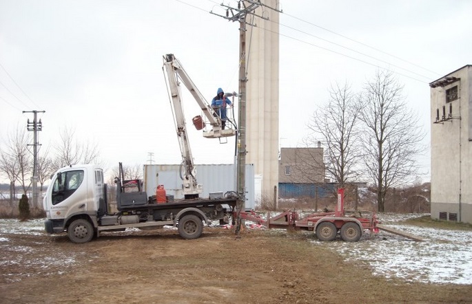 Zajistíme elektromontáže venkovních i kabelových sítí.