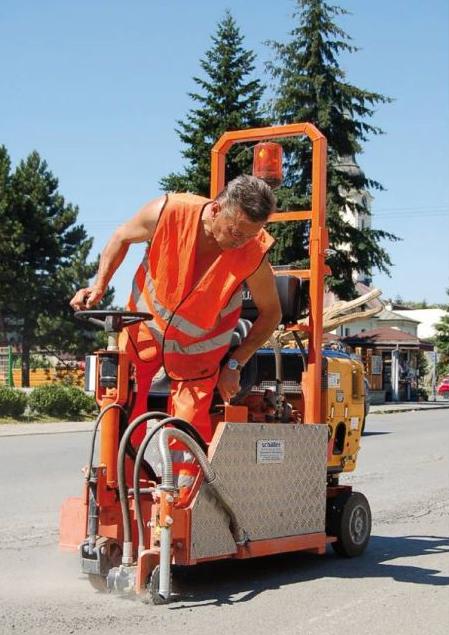 Oprava trhlin a spár na komunikaci Bruntál, Krnov