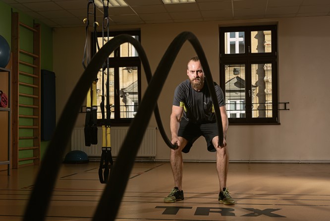 Cvičení s trenéry, kvalitním nářadím a sportovními pomůckami