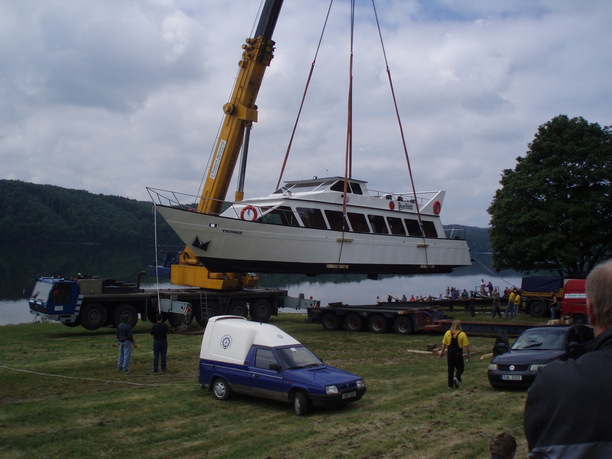 Vyprošťování lodí a vlaků, přesun těžkých břemen autojeřáby