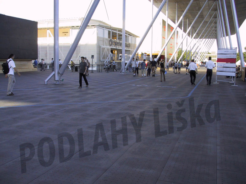 Zátěžové podlahy,dočasné zakrytí trávníku na sportovním stadionu